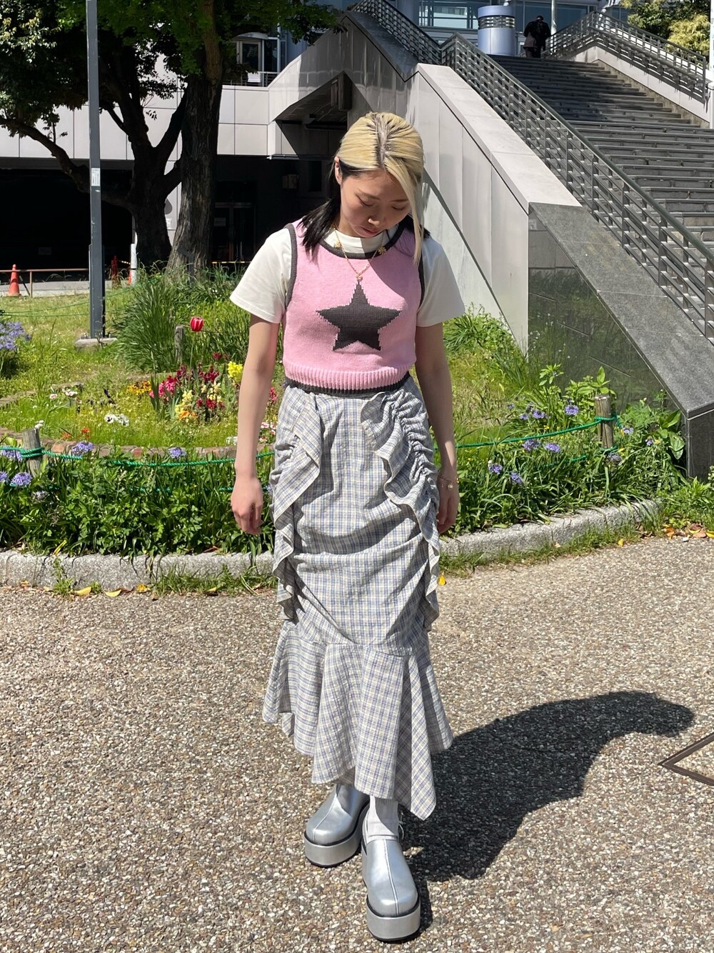 ピンク系のタンクトップ、シルバー系のサンダル、ホワイト系のTシャツ/カットソーを着用したレディースの春コーディネートの1枚目の写真