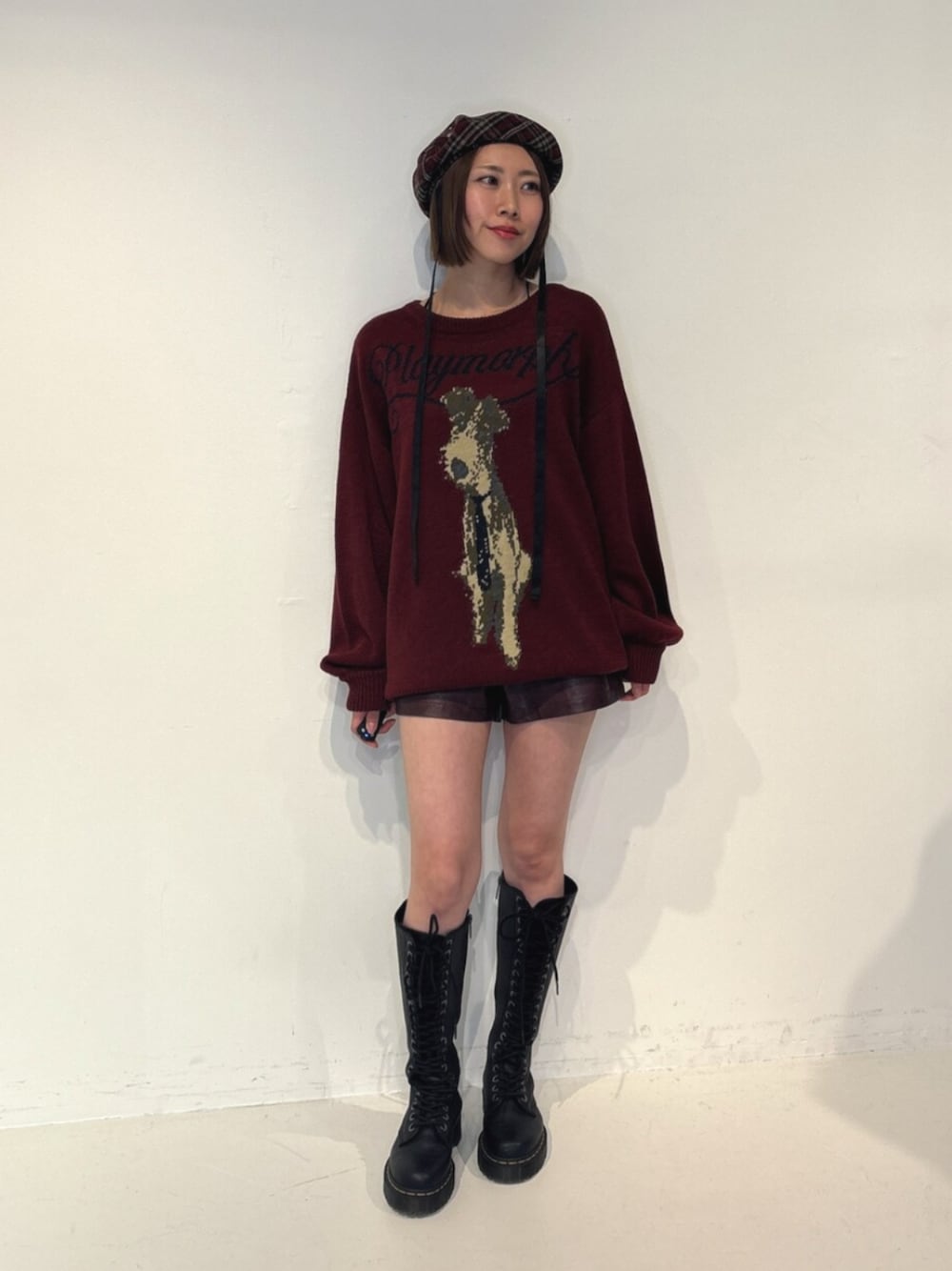 レッド系のその他パンツ、レッド系のニット/セーター、レッド系のハンチング/ベレー帽を着用したレディースの夏コーディネートの1枚目の写真