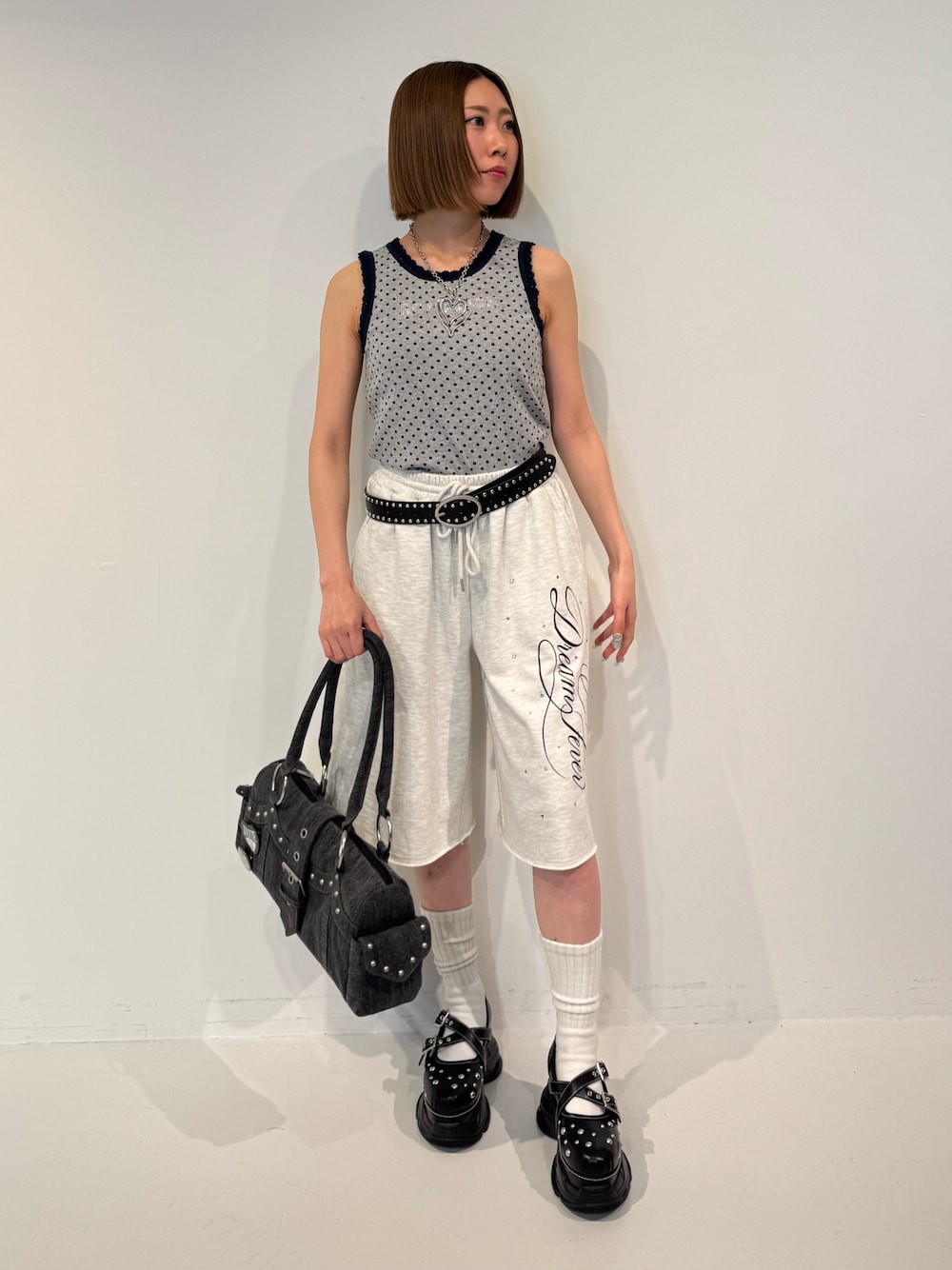グレー系のその他パンツ、グレー系のタンクトップ、ブラック系のサンダルを着用したレディースの春コーディネートの1枚目の写真