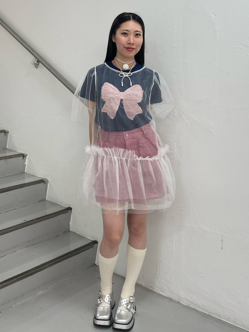 ホワイト系のワンピース、ピンク系のスカート、ブルー系のTシャツ/カットソーを着用したレディースの夏コーディネートの1枚目の写真