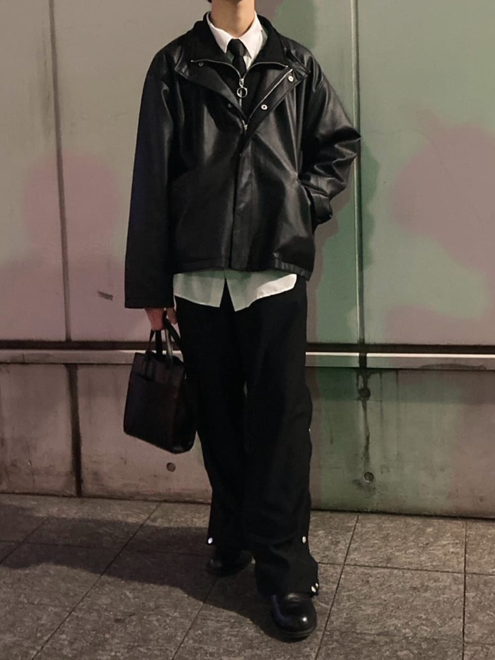 「モード、ネクタイ」｜「GUのアイテム（トートバッグ、ブラック系）」を使った、mitsuさん（メンズ・165cm）の冬コーディネートの1枚目の写真