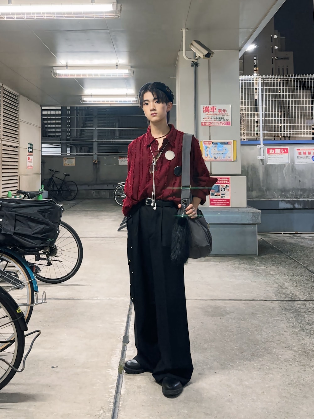 「レッド、スラックス、シャツスタイル、ベレー帽、ネクタイ、デカバッグ、ショルダーバッグ、缶バッジ、サイドゴアブーツ、イヤホン」｜「CASPER JOHNのVarious loose shirts -stripe fringe-/バリアスルーズシャツ -ストライプフリンジ-（シャツ/ブラウス、レッド系）」を使った、mitsuさん（メンズ・166cm）の秋コーディネートの1枚目の写真