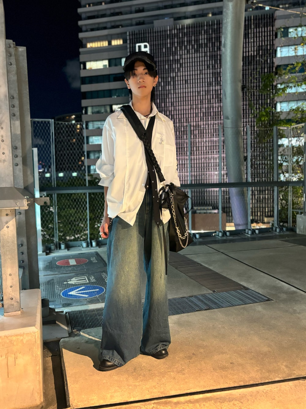 「シャツスタイル、デニム、キャップ、ネクタイ、ヒールブーツ、秋服準備はじめました、ショルダーバッグ、フレアパンツ」｜「GRANCYの【GRANCY】EyeletDesign DamageCap  / アイレットデザイン ダメージキャップ（キャップ、ブラック系）」を使った、mitsuさん（メンズ・166cm）の秋コーディネートの1枚目の写真