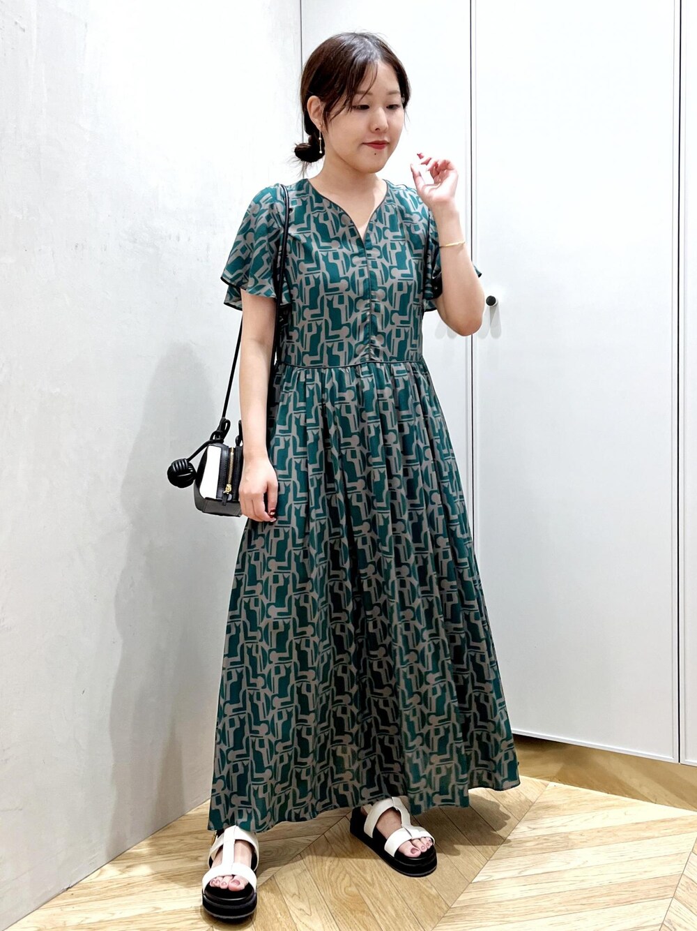 「イエベ秋、スポサン、低身長コーデ、お出かけコーデ、旅行、バングル、ショルダーバッグ、ワンピース、グリーン、フレア、Vネック、フレアスリーブ、ボタニカル、サンダル、厚底」｜「ROPE'のロープノットモチーフバングル【メディア掲載】（バングル/リストバンド、ゴールド系）」を使った、kayoさん（レディース・153cm）の春コーディネートの1枚目の写真