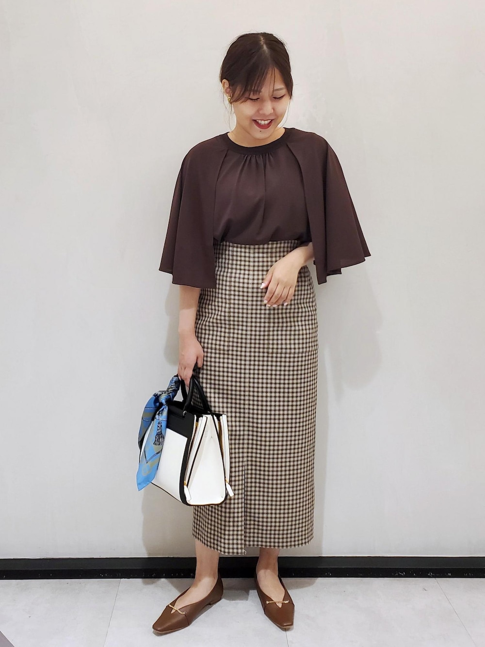 「ブラウンコーデ、スカーフ、イヤリング、タイトスカート、ケープ、フラットシューズ、ロペエポール、エポール、ブラウス、ROPÉ、ÉPOR、W BAG、23AW秋の新作、通勤、大人カジュアル」｜「ROPE'のROPE'アーカイブパターンシルクスカーフ/Sサイズ（バンダナ/スカーフ、ブルー系）」を使った、kayoさん（レディース・153cm）の夏コーディネートの1枚目の写真