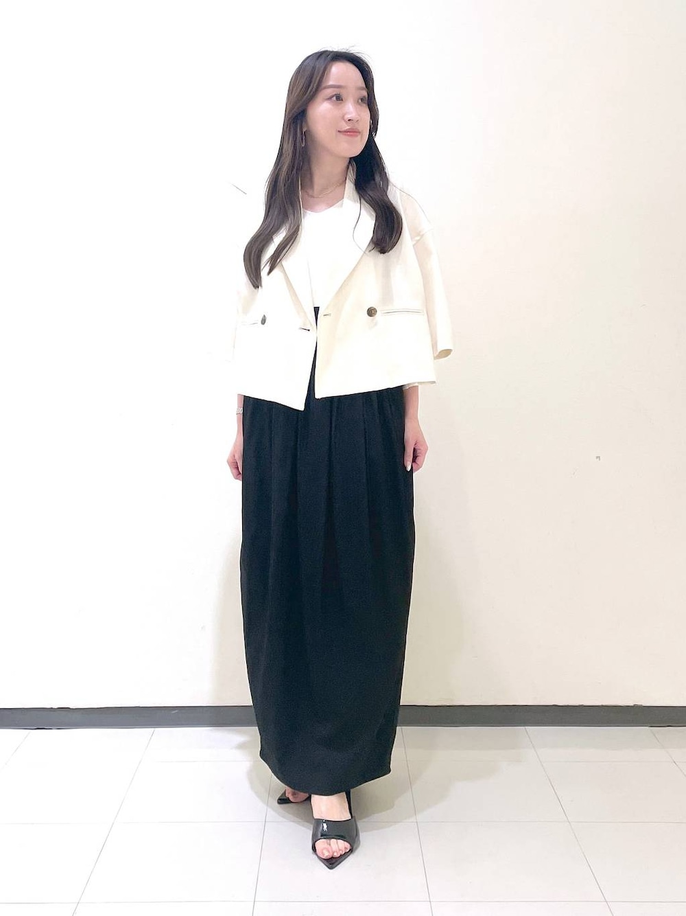 「コンサバ、高見え、ベーシック/シンプル、スカート、アウター、ジャケット、サンダル」｜「A part byのウェッジヒールミュ－ル（サンダル、ブラック系）」を使った、あいさん（レディース・156cm）の春コーディネートの1枚目の写真