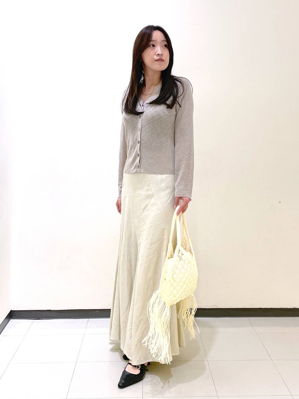 「コンサバ、高見え、ベーシック/シンプル、カーディガン、スカート、バッグ」｜「A part byのシアータイトVカーディガン（カーディガン/ボレロ、ベージュ系）」を使った、あいさん（レディース・156cm）の春コーディネートの1枚目の写真