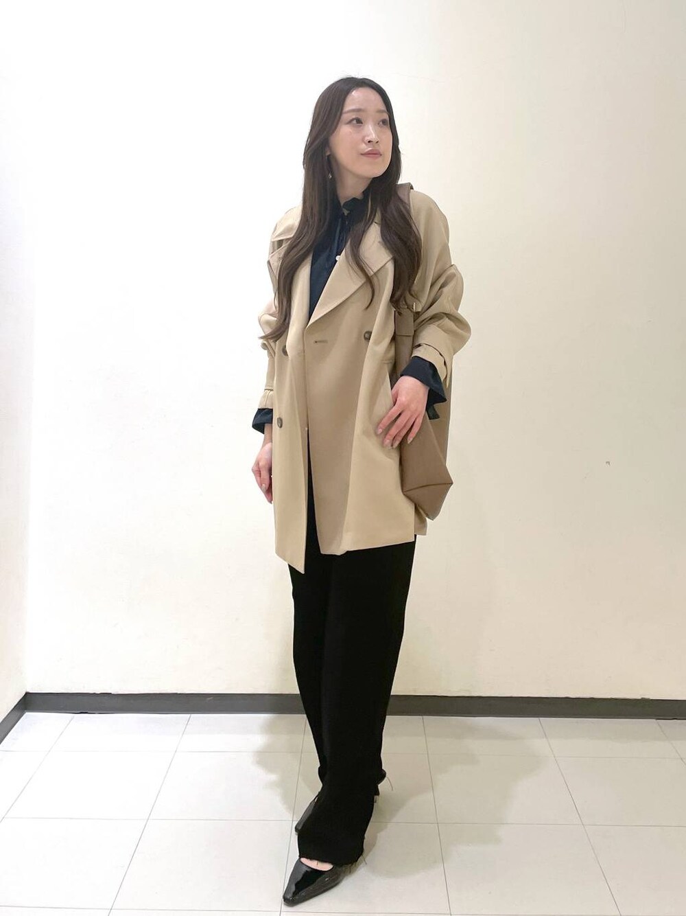 「コンサバ、高見え、ベーシック/シンプル、トレンチコート、デニムパンツ、バッグ」｜「A part byのApb ストレートデニムパンツ（デニムパンツ、ブラック系）」を使った、あいさん（レディース・156cm）の春コーディネートの1枚目の写真