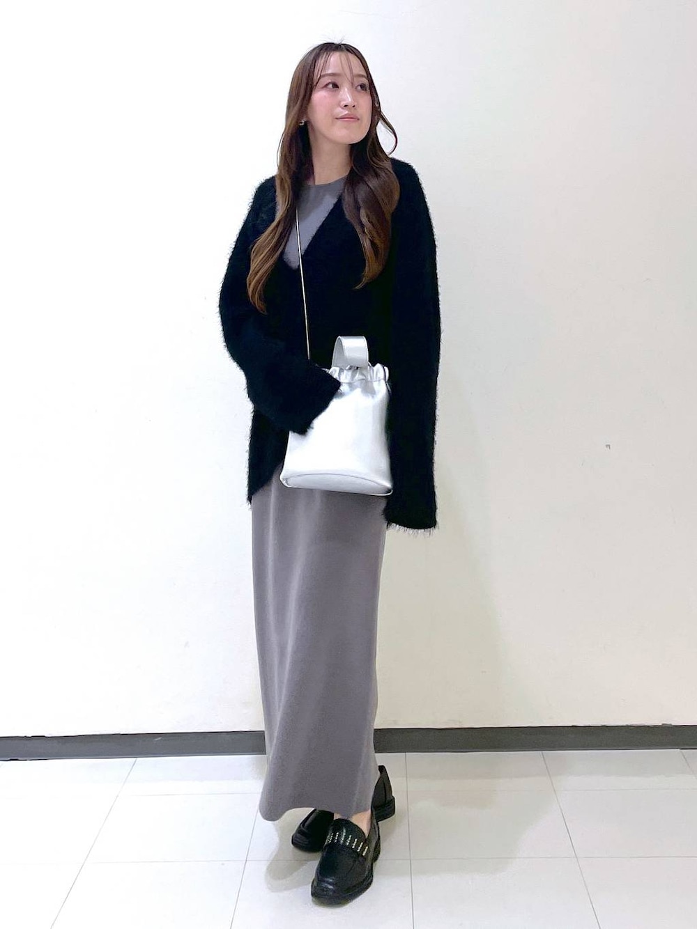 「コンサバ、高見え、ベーシック/シンプル、ワンピース、ブーツ、ニット」｜「e/rmの【e/rm】シャギールーズカーディガンセットワンピース（ワンピース、グレー系）」を使った、あいさん（レディース・156cm）の冬コーディネートの1枚目の写真