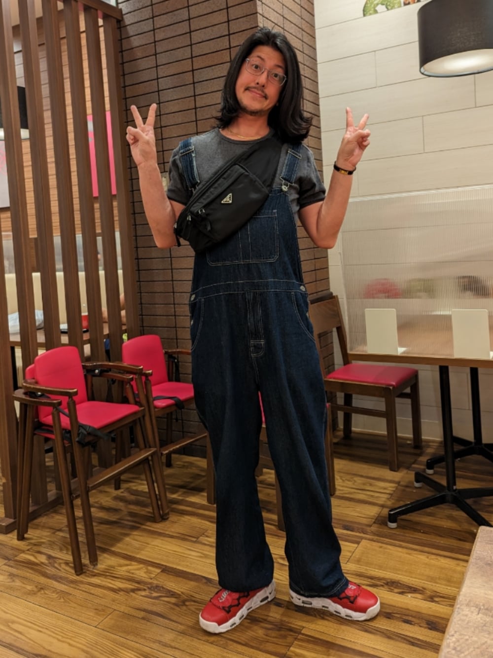 「夏コーデ、お出かけコーデ、ゆるコーデ、今日のコーデ、デニムコーデ、メガネ男子、このスタイルがお気に入り」｜「NIKEの【PULP】NIKE / ナイキ エアモアマネー（スニーカー、レッド系）」を使った、ikkyu255さん（メンズ・182cm）の夏コーディネートの1枚目の写真
