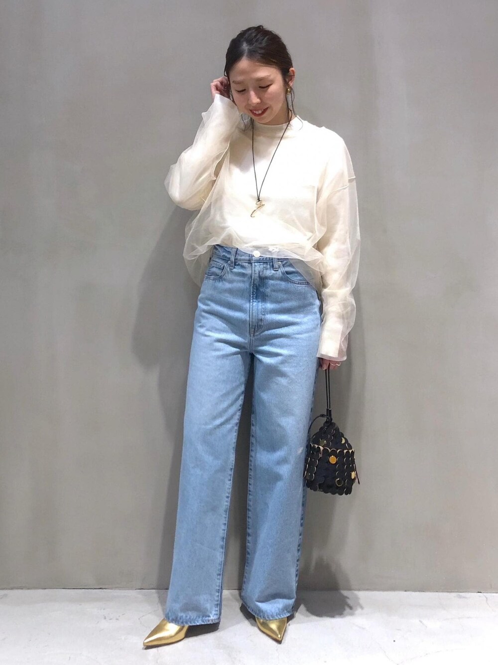 「24SS春の新作、チュール、デニム、NEEDBY、ニードバイ、ショルダーバッグ、ADAM ET ROPÉ、FEMME、骨格ウェーブ、イエベ、きれいめカジュアル、大人カジュアル、フェミニン、春、春コーデ」｜「ADAM ET ROPE'の【逸品・サステナブル】チュールプルオーバー（Tシャツ/カットソー、ホワイト系）」を使った、SHOKOさん（レディース・159cm）の冬コーディネートの1枚目の写真