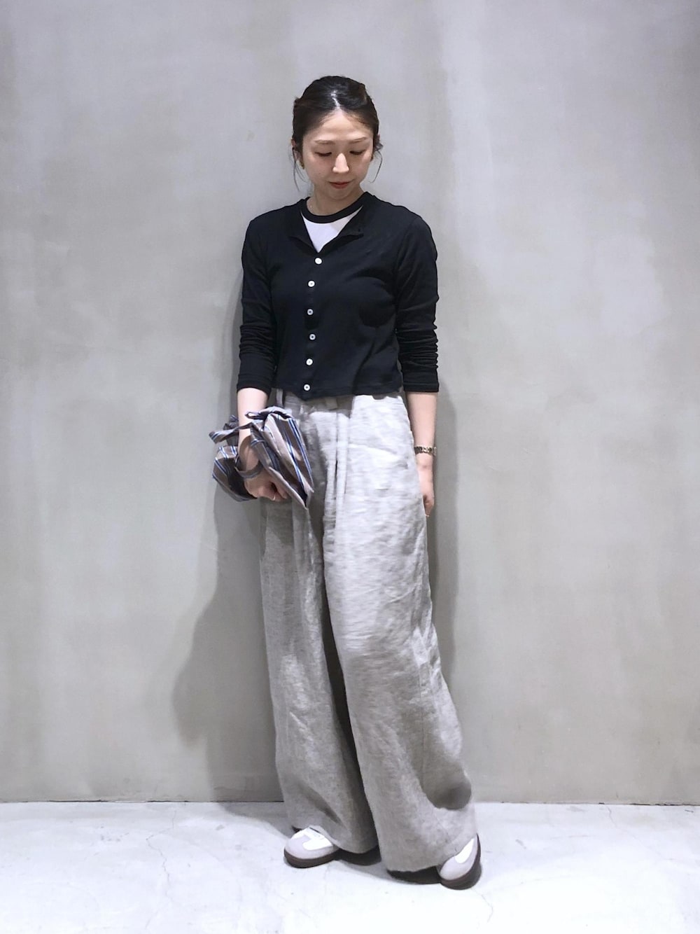 「ADAM ET ROPÉ、ウェーブ、イエベ春、敏感、トップス、カーディガン、パンツ、バッグ、ショルダーバッグ、EUK35040、GAS05160、GAX05260、1枚でも着れる、2WAYで使える、2色展開」｜「MILLERの【Miller for ADAM ET ROPE' 】別注 シアーカーディガン＆Tシャツ（カーディガン/ボレロ、ブラック系）」を使った、SHOKOさん（レディース・159cm）の春コーディネートの1枚目の写真