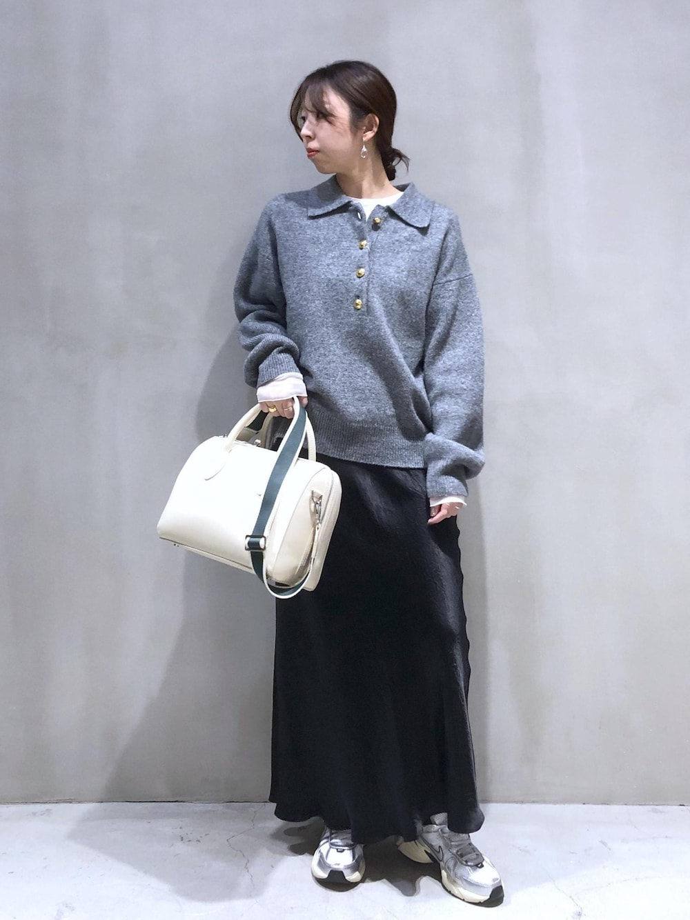 「ナイキ、初春コーデ、冬コーデ、デートコーデ、大人カジュアル、シンプルコーデ、きれいめコーデ、ADAM ET ROPÉ、ウェーブ、イエベ春、敏感、トップス、ニット/セーター、スカート、バッグ」｜「ADAM ET ROPE'のポロシャツニットプルオーバー（ニット/セーター、グレー系）」を使った、SHOKOさん（レディース・159cm）の冬コーディネートの1枚目の写真