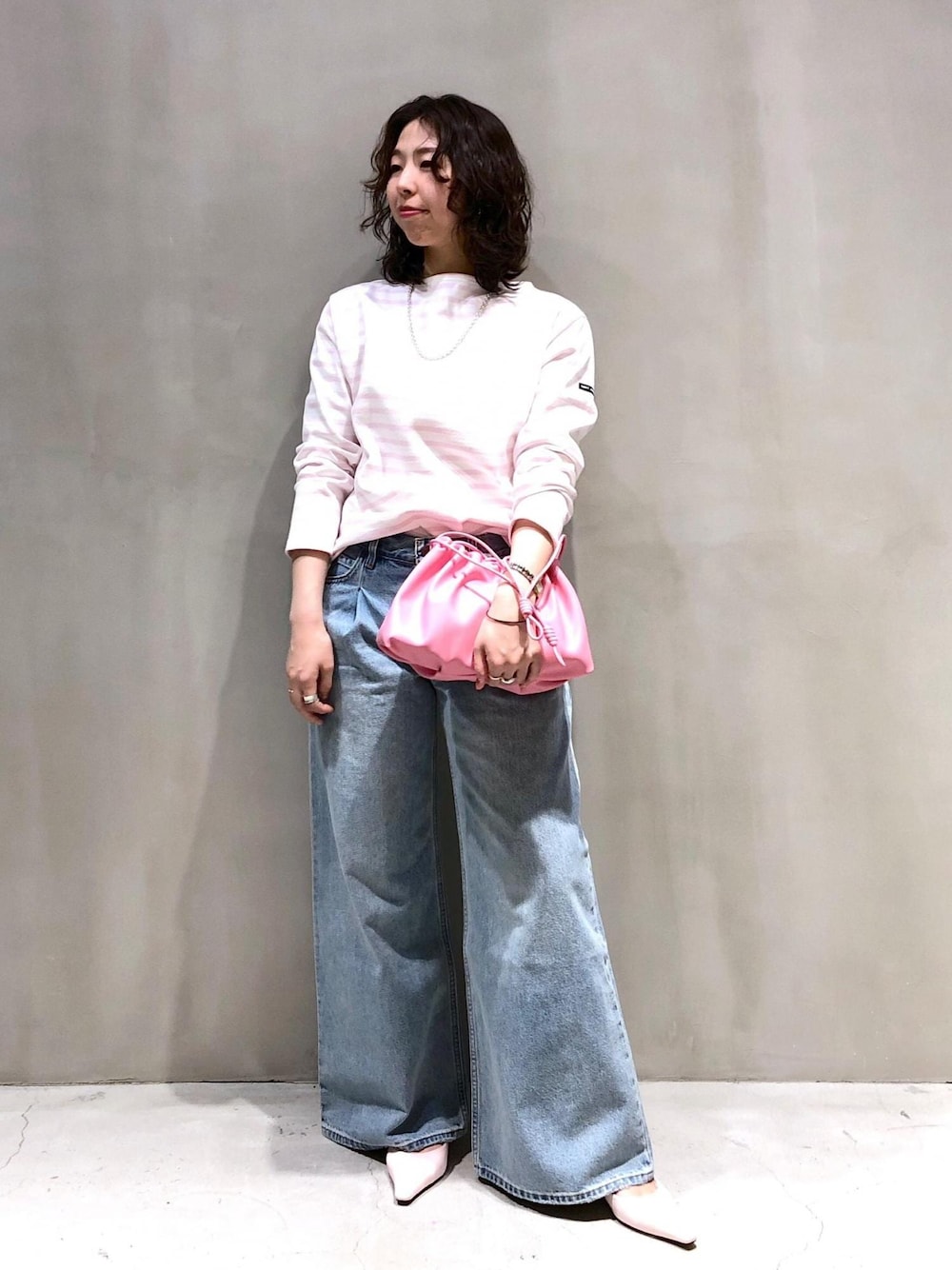 「SAINT JAMES、セントジェームス、BIOTOP、ビオトープ、別注、ピンク、ボーダー、LEVI'S、リーバイス、ADAM ET ROPÉ、FEMME、骨格ウェーブ、イエベ、カジュアル、大人カジュアル」｜「ADAM ET ROPE'のメリージェーンフラットミュール（その他シューズ、ピンク系）」を使った、SHOKOさん（レディース・159cm）の春コーディネートの1枚目の写真