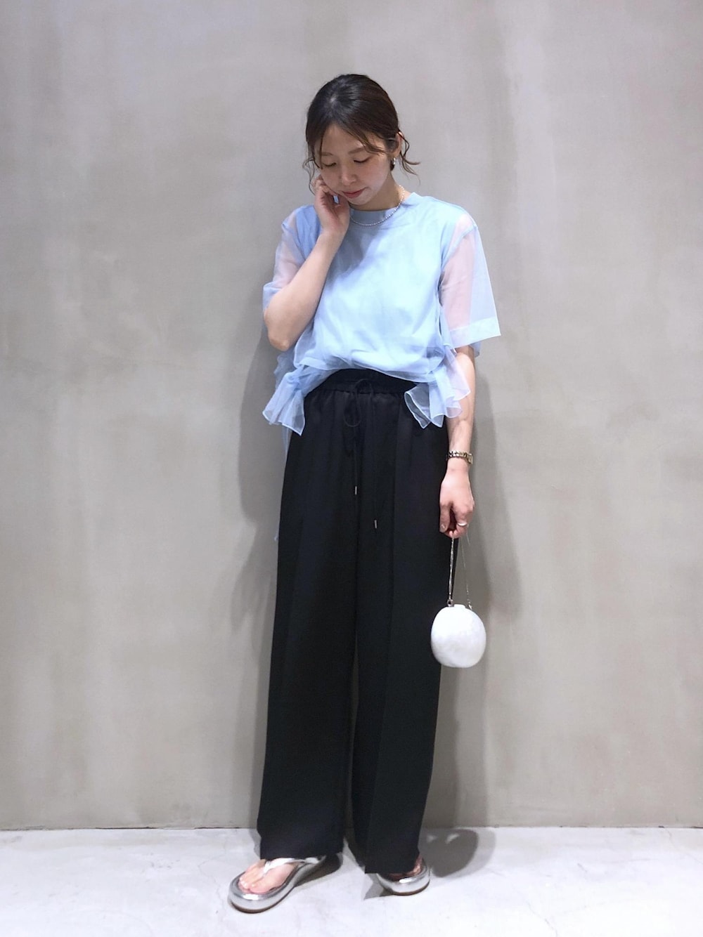 「スティーヌゴヤ、STINE GOYA、チュール、五分袖、24SS夏の新作、パンツ、サンダル、Tシャツ、カットソー、半袖、ADAM ET ROPÉ、FEMME、骨格ウェーブ、イエベ、大人カジュアル」｜「ADAM ET ROPE'の【環境配慮】ブライトツイルイージースラックス（スラックス、ブラック系）」を使った、SHOKOさん（レディース・159cm）の春コーディネートの1枚目の写真