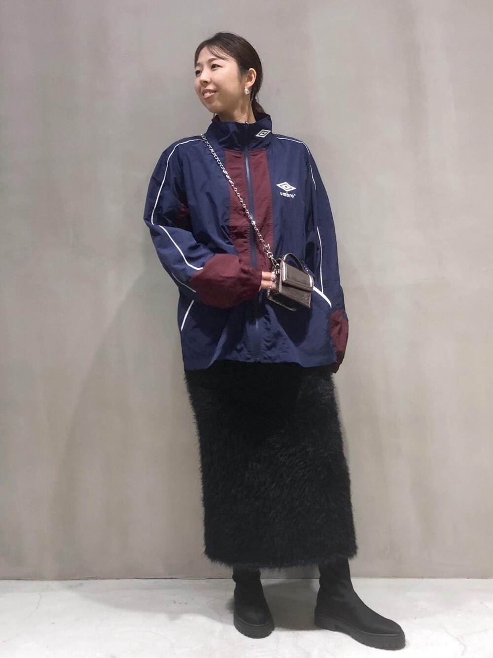 「umbro、アンブロ、トラックジャケット、ADAM ET ROPÉ、FEMME、骨格ウェーブ、イエベ、大人カジュアル、モード、スポーティー、秋、秋コーデ、23AW秋の新作、バイカラー、体型カバー」｜「UMBROの【umbro for ADAM ET ROPE'】TRACK JK（ナイロンジャケット、ブルー系）」を使った、SHOKOさん（レディース・159cm）の秋コーディネートの1枚目の写真