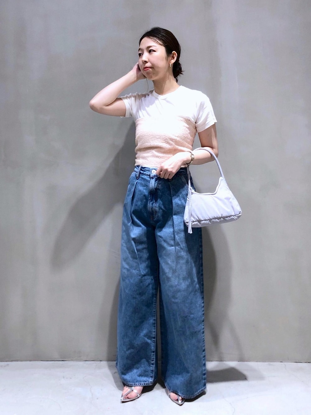 「kokyo、コキヨ、BLOSSOM、ブロッサム、miller、ミラー、24SS春の新作、24SS夏の新作、スパンコール、別注、ビスチェ、パンツ、ADAM ET ROPÉ、FEMME、骨格ウェーブ」｜「ADAM ET ROPE'の【サステナブル】ナロークロスストラップサンダル（サンダル、シルバー系）」を使った、SHOKOさん（レディース・159cm）の春コーディネートの1枚目の写真
