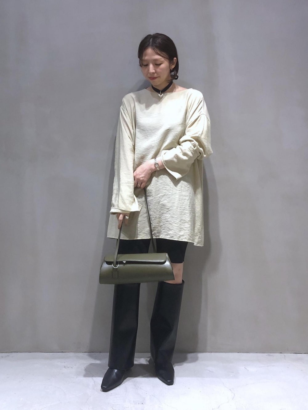 「カーキ、ロングブーツ、ADAM ET ROPÉ、ウェーブ、イエベ春、敏感、低身長、トップス、シャツ/ブラウス、パンツ、バッグ、ショルダーバッグ、シューズ、ブーツ、GAA24060」｜「ADAM ET ROPE'の２WAYリネンロンTEEブラウス（シャツ/ブラウス、ベージュ系）」を使った、SHOKOさん（レディース・159cm）の秋コーディネートの1枚目の写真