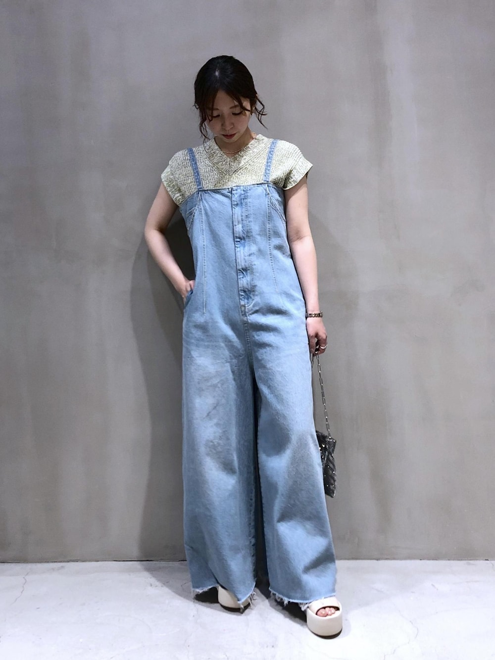 「SITA NEVADO、シータネヴァド、PALOMA BARCELO、パロマバルセロ、デニム、24SS夏の新作、サロペット、オーバーオール、サンダル、フラット、厚底、ADAM ET ROPÉ、FEMME、骨格ウェーブ、イエベ」｜「ADAM ET ROPE'の【サステナブル】デニムベアロンパース（サロペット/オーバーオール、ブルー系）」を使った、SHOKOさん（レディース・159cm）の春コーディネートの1枚目の写真
