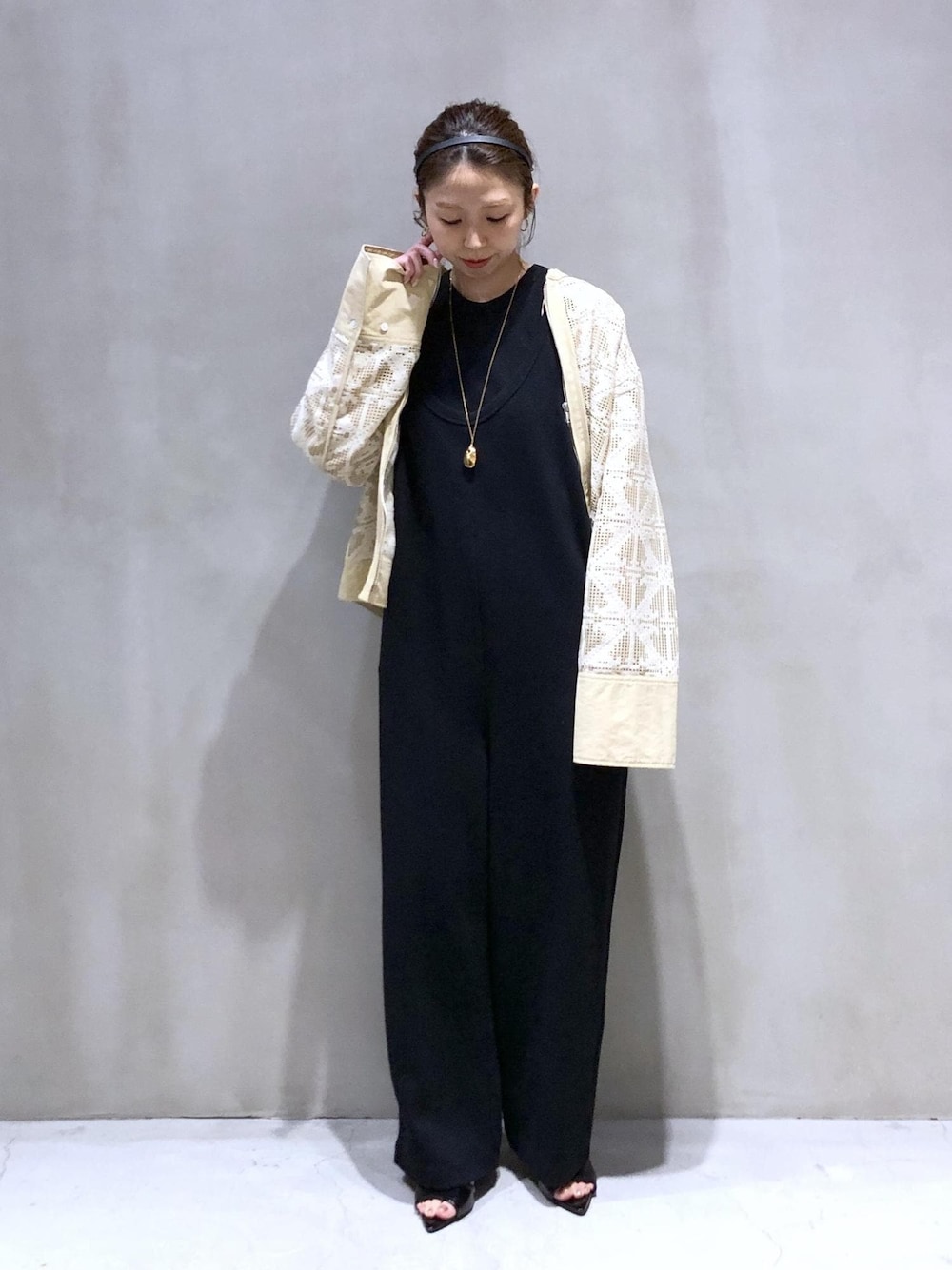 「おすすめ羽織、ADAM ET ROPÉ、ウェーブ、イエベ春、敏感、トップス、シャツ/ブラウス、オールインワン/サロペット、つなぎ/オールインワン、シューズ、サンダル、ヘアアクセサリー、カチューシャ、GAA05110、GAH05140」｜「ADAM ET ROPE'のスリムカチューシャ（カチューシャ、ブラック系）」を使った、SHOKOさん（レディース・159cm）の春コーディネートの1枚目の写真