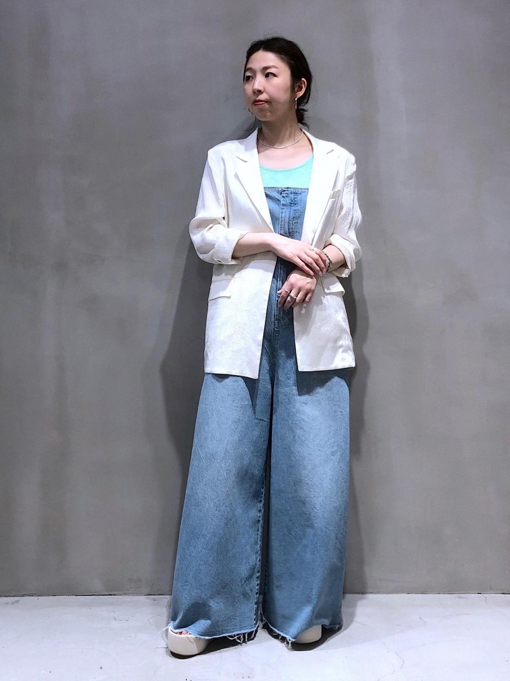 「baserange、ベースレンジ、デニム、PALOMA BARCELO、パロマ　バルセロ、ADAM ET ROPÉ、FEMME、骨格ウェーブ、イエベ、大人カジュアル、春、春コーデ、春ファッション、ペールカラー、洗える」｜「ADAM ET ROPE'の【サステナブル】ビンテージブライトテーラードジャケット（テーラードジャケット、ホワイト系）」を使った、SHOKOさん（レディース・159cm）の春コーディネートの1枚目の写真