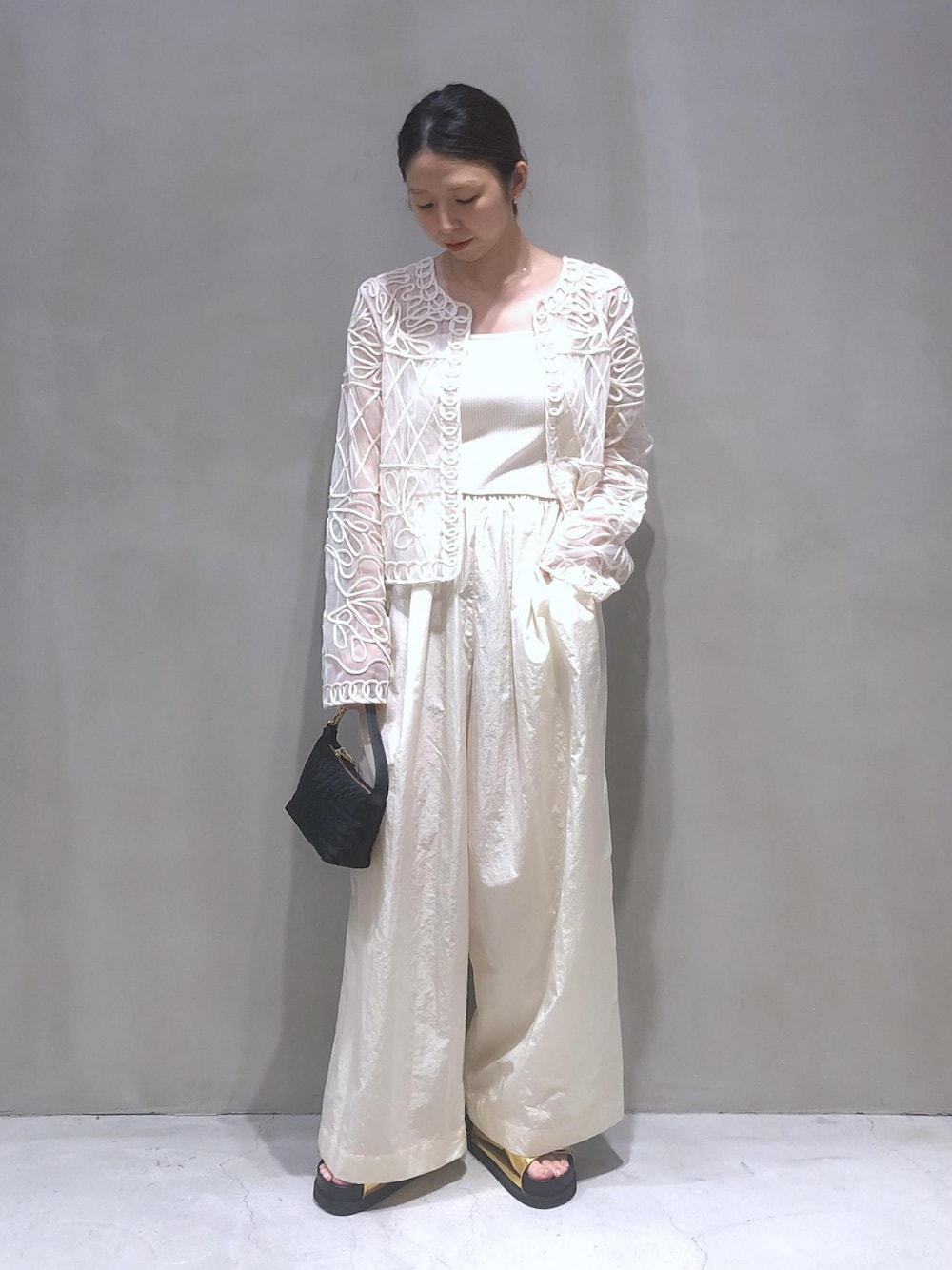 「GANNI、ガニー、オフホワイト、サンダル、チュール、ブラック、ホワイト、ADAM ET ROPÉ、FEMME、骨格ウェーブ、イエベ、きれいめカジュアル、大人カジュアル、フェミニン、夏」｜「GANNIの【GANNI】BUTTERFLY SMALL POUCH SATIN（ハンドバッグ、ブラック系）」を使った、SHOKOさん（レディース・159cm）の夏コーディネートの1枚目の写真