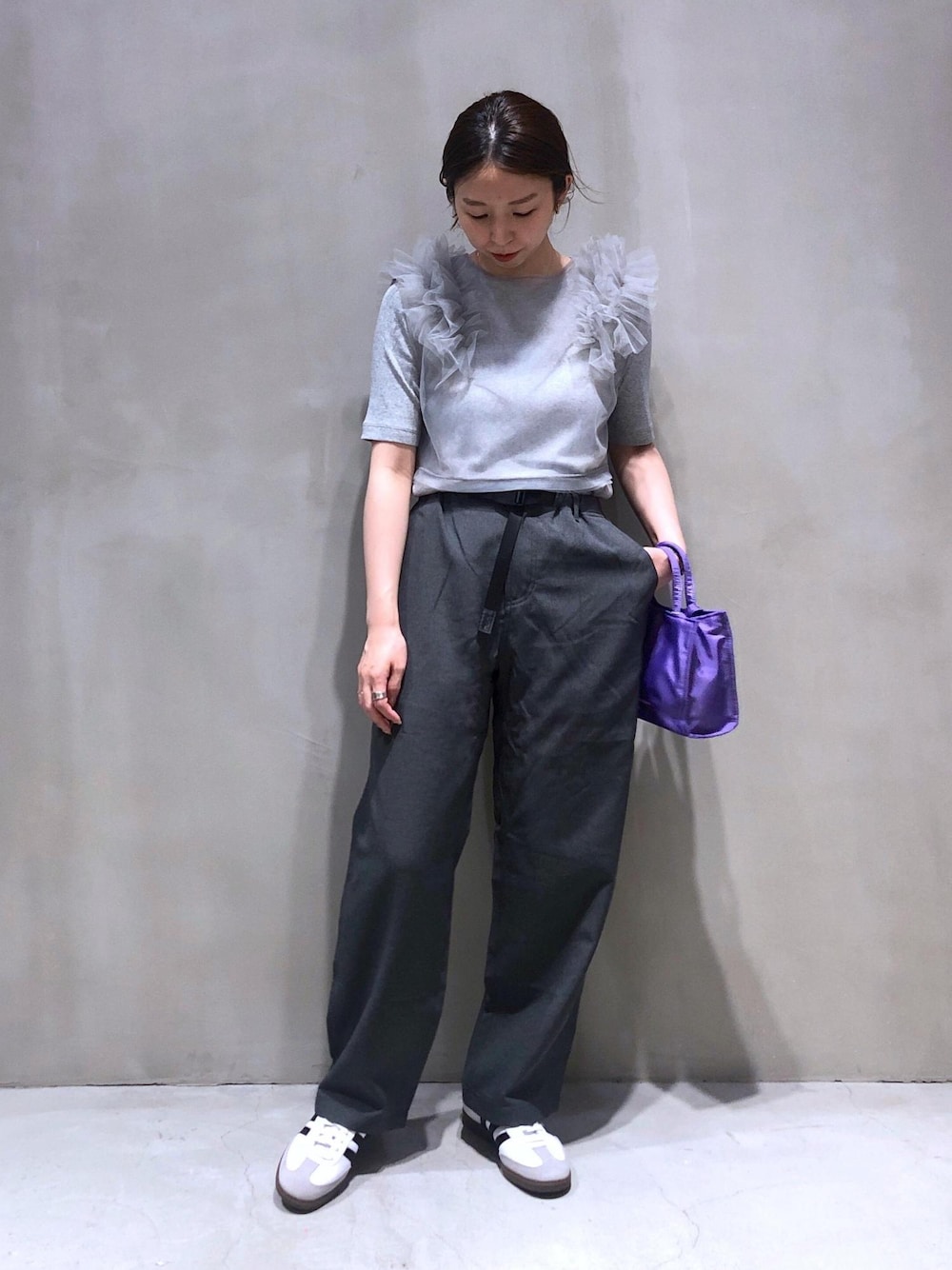 「チュール、adidas、アディダス、SAMBA、サンバ、グラミチ、GRAMiCCi、別注、グレー、Tシャツ、クルーネック、五分袖、初夏コーデ、夏コーデ、初秋コーデ」｜「Gramicciの【再入荷】【GRAMICCI for ADAM ET ROPE】別注2WAY STRETCH  PANTS（その他パンツ、グレー系）」を使った、SHOKOさん（レディース・159cm）の夏コーディネートの1枚目の写真