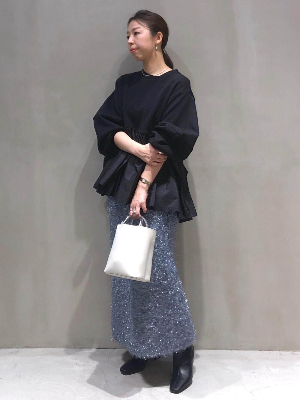 「スカート、ブーツ、ロングブーツ、ニットスカート、ラメ、ハンドバッグ、ADAM ET ROPÉ、FEMME、骨格ウェーブ、イエベ、大人カジュアル、フェミニン、パーティー、セットアップ対応、秋」｜「ADAM ET ROPE'のダブルポケット2wayバッグ（ショルダーバッグ、ホワイト系）」を使った、SHOKOさん（レディース・159cm）の秋コーディネートの1枚目の写真