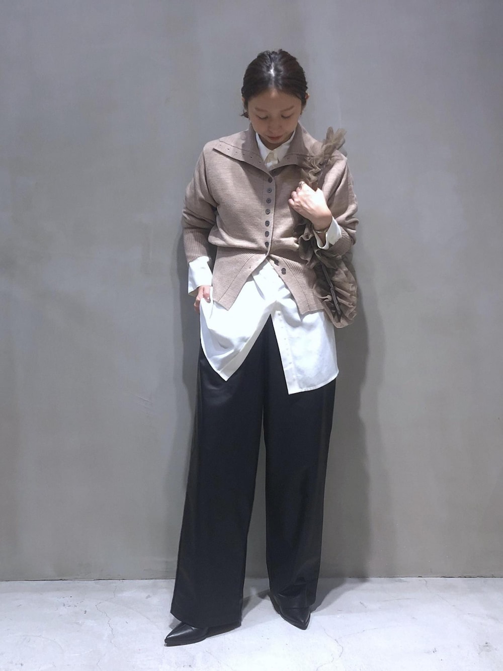 「ADAM ET ROPÉ、ウェーブ、イエベ春、敏感、トップス、シャツ/ブラウス、カーディガン、パンツ、スラックス、バッグ、ショルダーバッグ、GAH24060、GAK24050、GAS24050、GAX24300」｜「ADAM ET ROPE'の【洗える】ウールギャバ2タックワイドスラックス（スラックス、ブラック系）」を使った、SHOKOさん（レディース・159cm）の冬コーディネートの1枚目の写真