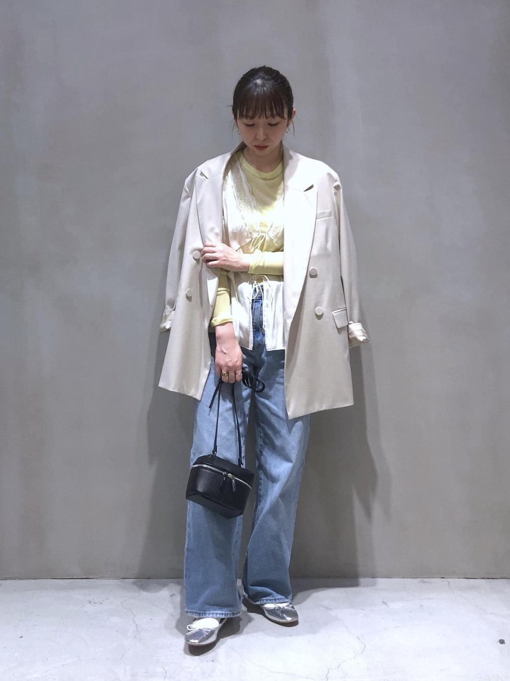 「ROLLA'S、ローラス、ADAM ET ROPÉ、ウェーブ、イエベ春、敏感、トップス、Tシャツ/カットソー、ベスト、ジャケット/アウター、テーラードジャケット、パンツ、デニムパンツ、バッグ、ショルダーバッグ」｜「ROLLA'Sの【ROLLA'S(ローラス)】ROLLA KATE BAGGY（デニムパンツ、ブルー系）」を使った、SHOKOさん（レディース・159cm）の春コーディネートの1枚目の写真