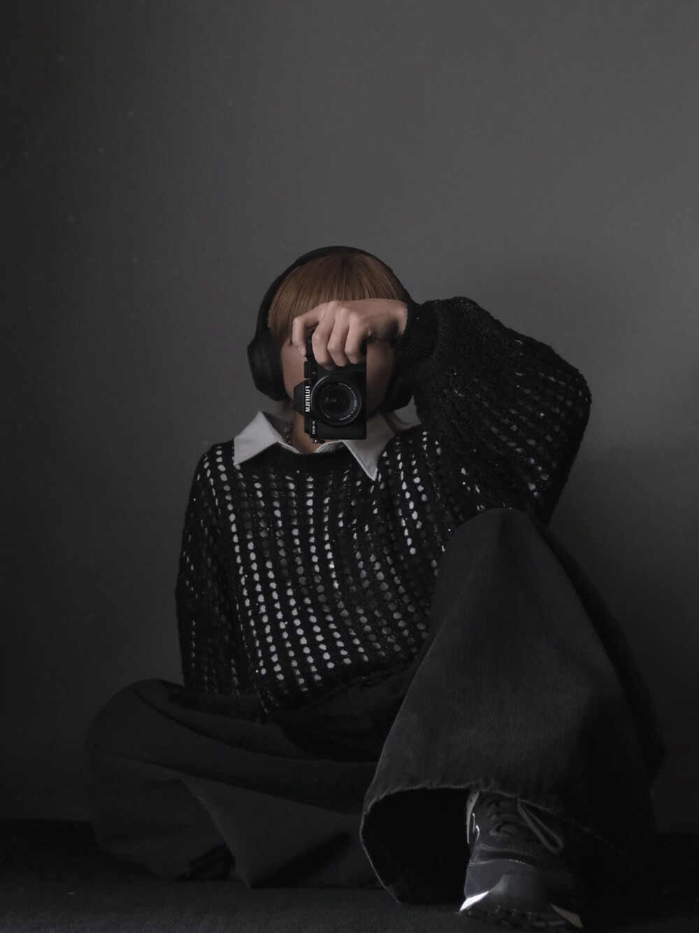 「メンズコーデ、オールブラック、seyto、HARE、学生コーデ、高校生、おしゃれさんと繋がりたい、モード、カジュアル、低身長コーデ、中性、韓国風コーデ」｜「seytoのOpenwork sequential call knit / オープンワークスパンコールニット（ニット/セーター、ブラック系）」を使った、だおん。さん（メンズ・162cm）の春コーディネートの1枚目の写真