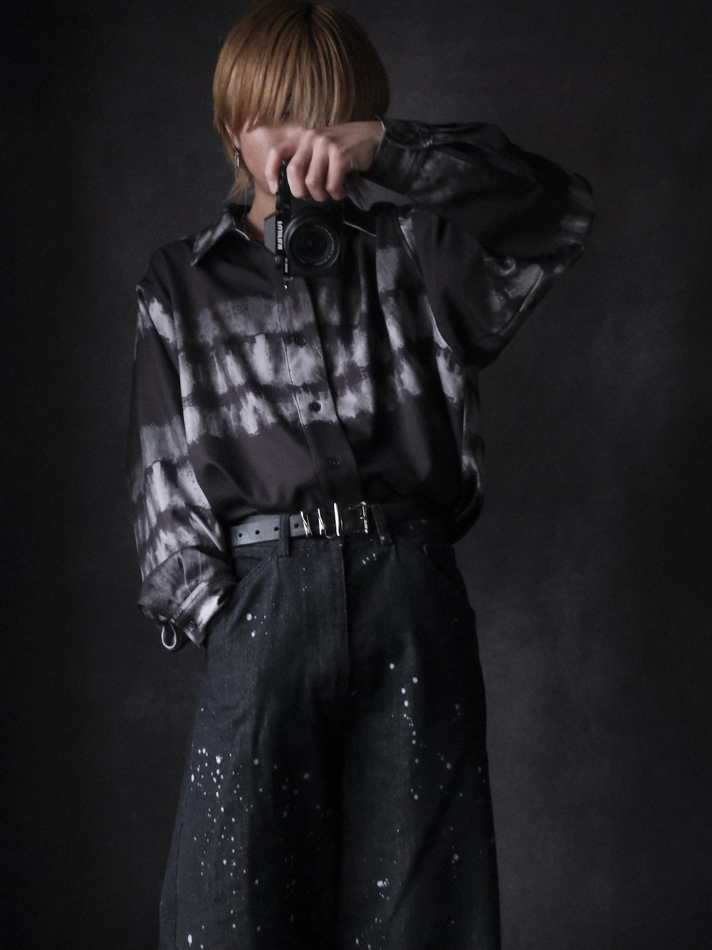 「メンズファッション、シンプルコーデ、シャツコーデ、デニムパンツ、低身長コーデ、学生コーデ、高校生、CASPER JOHN、柄シャツ、春コーデ、ベスト、かっこいい、おしゃれさんと繋がりたい、デートコーデ」｜「CASPER JOHNのVarious loose shirts/バリアスルーズシャツ（シャツ/ブラウス、ブラック系）」を使った、だおん。さん（メンズ・162cm）の春コーディネートの1枚目の写真