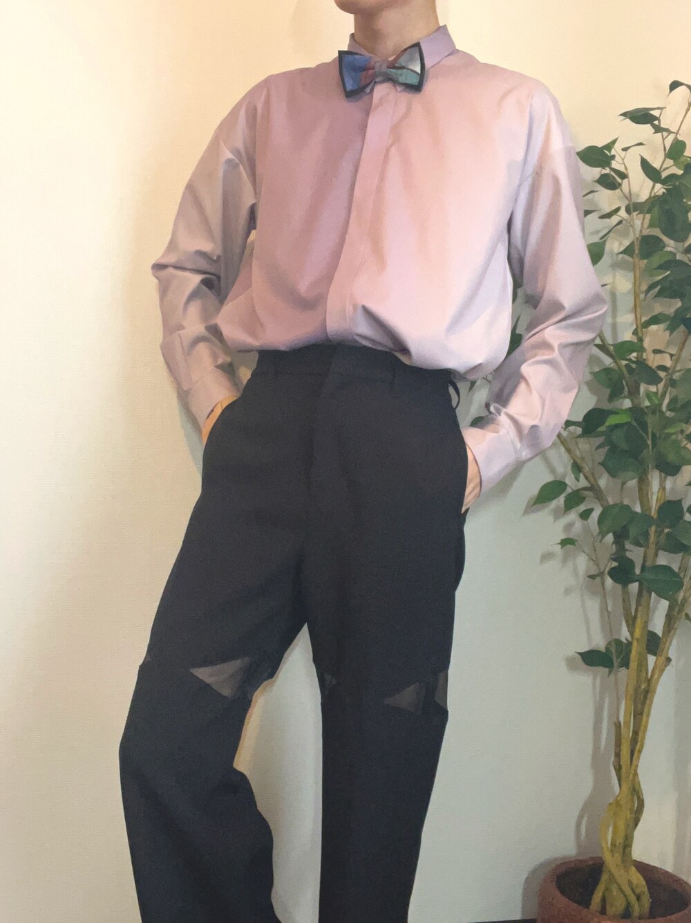 「お出かけコーデ日記、休日スタイル、ネクタイコーデ、蝶ネクタイ、シャツスタイル、スラックス、キレイめ、古着MIX、古着コーデ、今日のコーデ」｜「HAREのスリットシアーパンツ(HARE)（スラックス、ブラック系）」を使った、SGTさん（メンズ・170cm）の春コーディネートの1枚目の写真