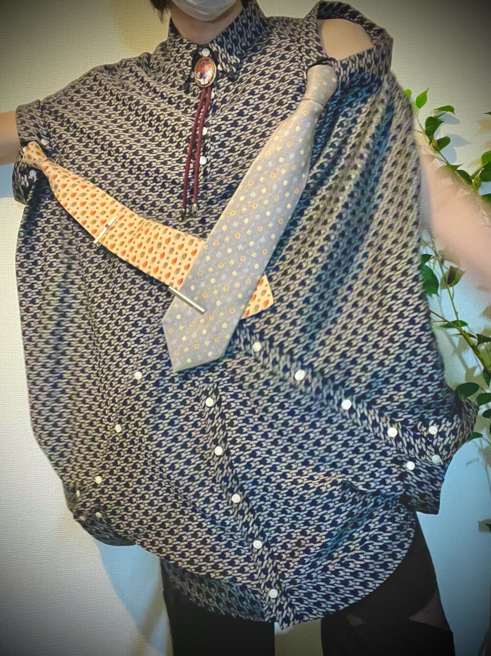 「春のNewスタイル、おしゃれさんと繋がりたい、hazama_fashion、パンツスタイル、シャツワンピ、ネクタイ、大人かわいい」｜「HAREのスリットシアーパンツ(HARE)（スラックス、ブラック系）」を使った、SGTさん（メンズ・170cm）の春コーディネートの1枚目の写真