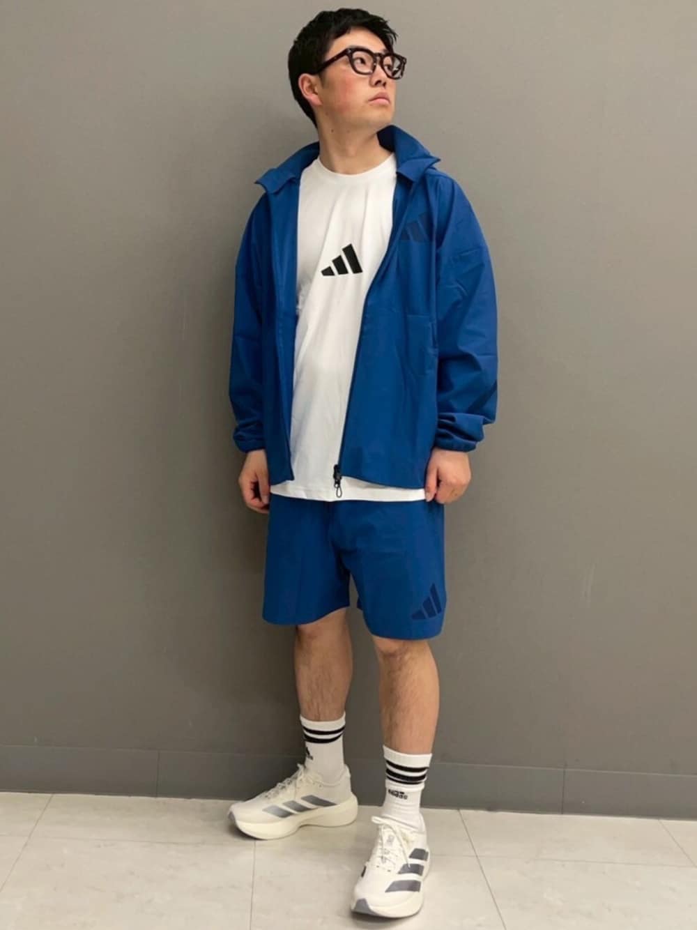 ブルー系のジャージ、ブルー系のその他パンツ、ホワイト系のTシャツ/カットソーを着用したメンズの春コーディネートの1枚目の写真