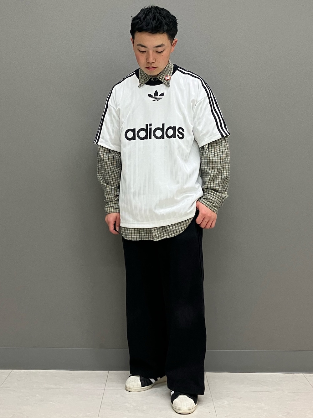 「スニーカー、Tシャツ、adidas、アディダス、adidas originals、アディダスオリジナルス、半袖Ｔシャツ、スーパースター、アディカラー」｜「adidasのスーパースター 82 / Superstar 82 / アディダスオリジナルス adidas Originals スニーカー（スニーカー、ブラック系）」を使った、NTさん（メンズ・166cm）の春コーディネートの1枚目の写真