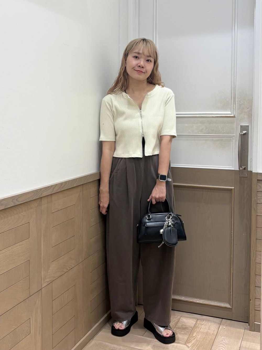 「ローリーズスタイル_LOWRYS FARM、LOWRYS FARM、カジュアル、夏コーデ、大人女子カジュアル_LOWRYS FARM」｜「LOWRYS FARMのカンドウフィットクロスサンダル　 283658（サンダル、シルバー系）」を使った、ざっきーさん（レディース・158cm）の春コーディネートの1枚目の写真