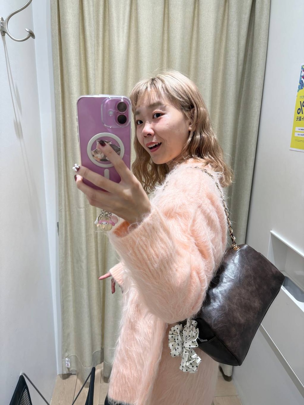 ピンク系のカーディガン/ボレロ、ブラウン系のショルダーバッグを着用したレディースの秋コーディネートの1枚目の写真