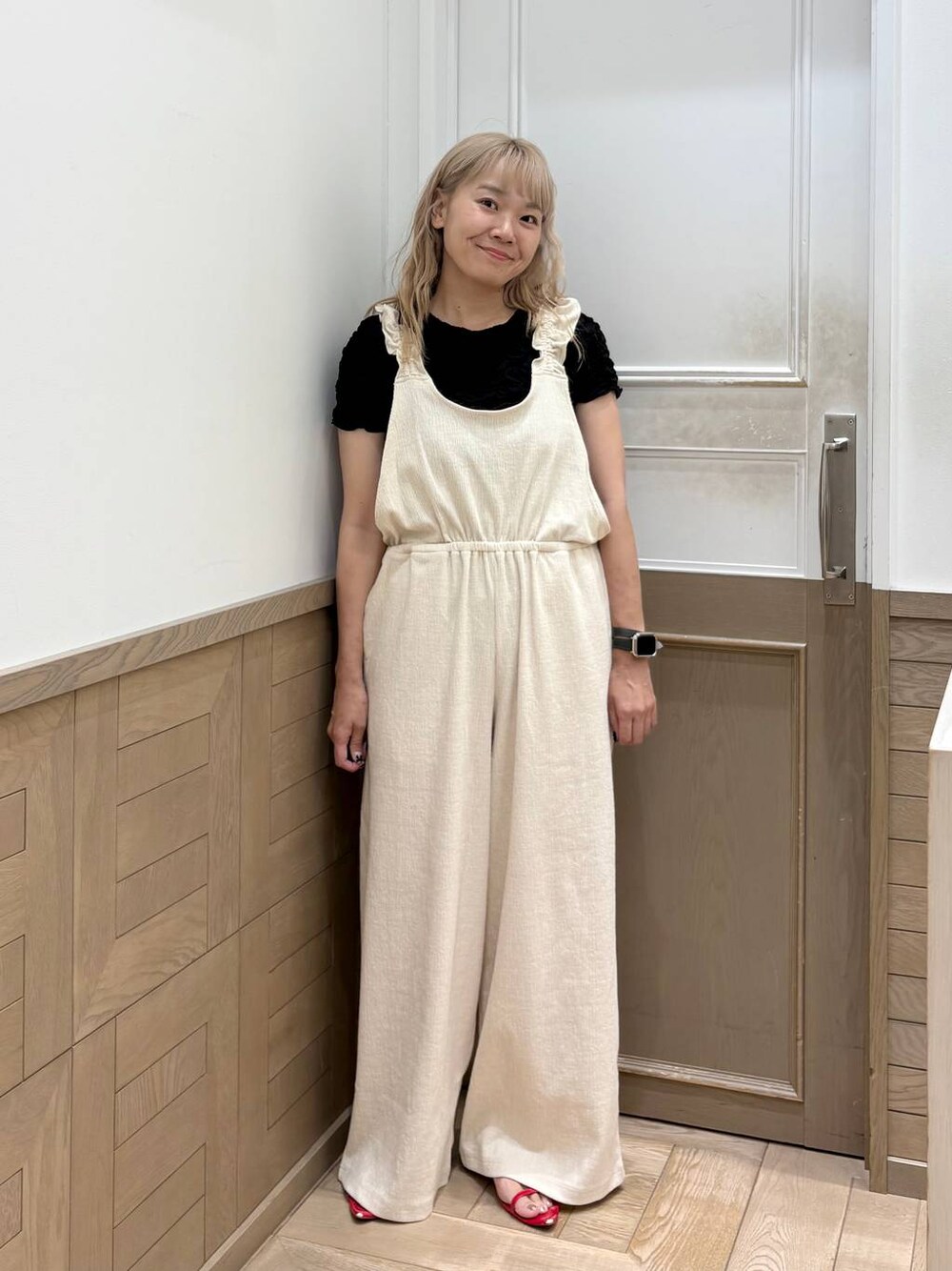 「ローリーズスタイル_LOWRYS FARM、LOWRYS FARM、カジュアル、サロペット、大人女子カジュアル_LOWRYS FARM、楽ちんコーデ」｜「LOWRYS FARMのポインテッドナローサンダル  287486（サンダル、レッド系）」を使った、ざっきーさん（レディース・158cm）の夏コーディネートの1枚目の写真