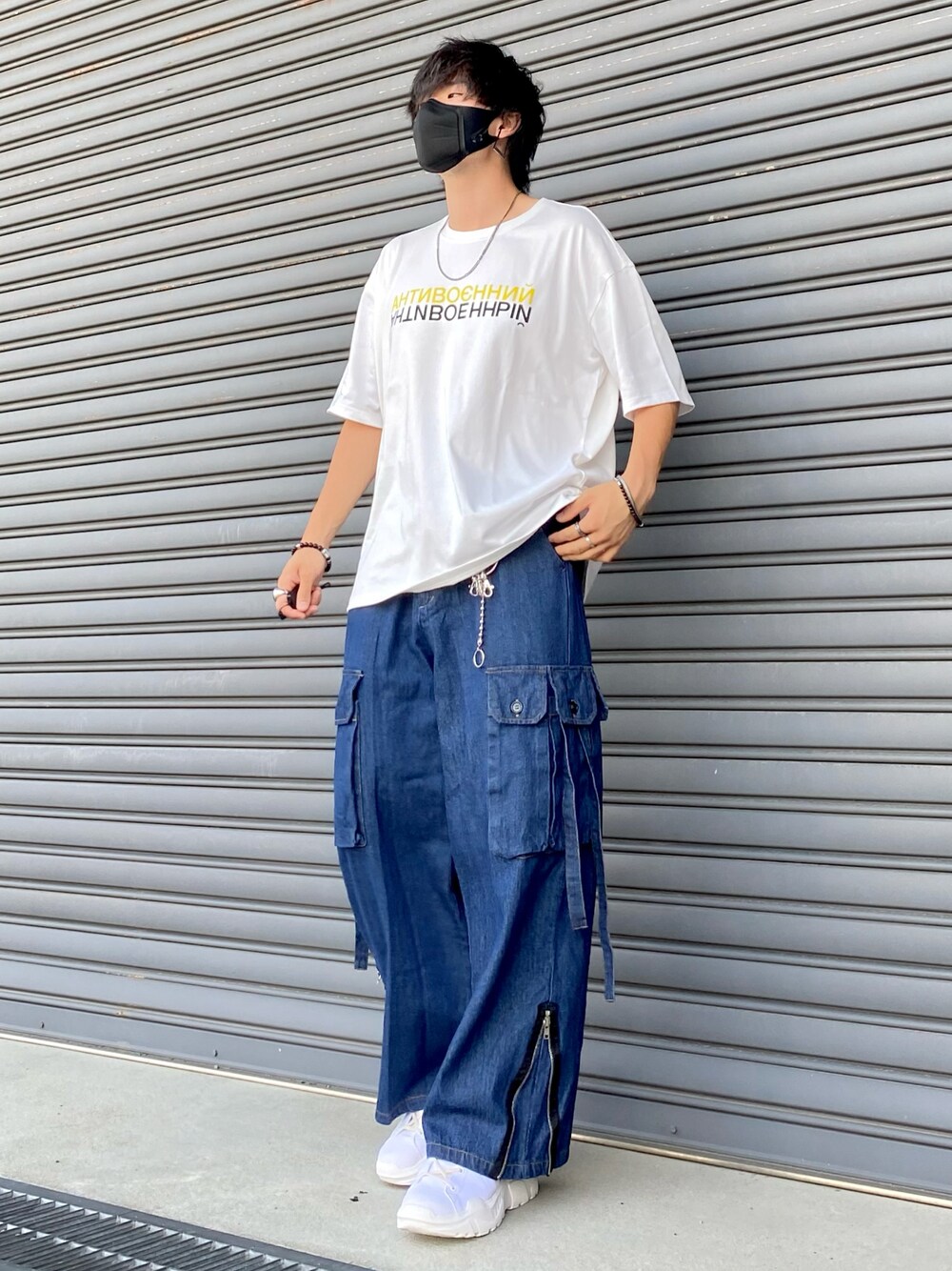 ホワイト系のTシャツ/カットソー、ブルー系のカーゴパンツ、ホワイト系のスニーカーを着用したメンズの秋コーディネートの1枚目の写真