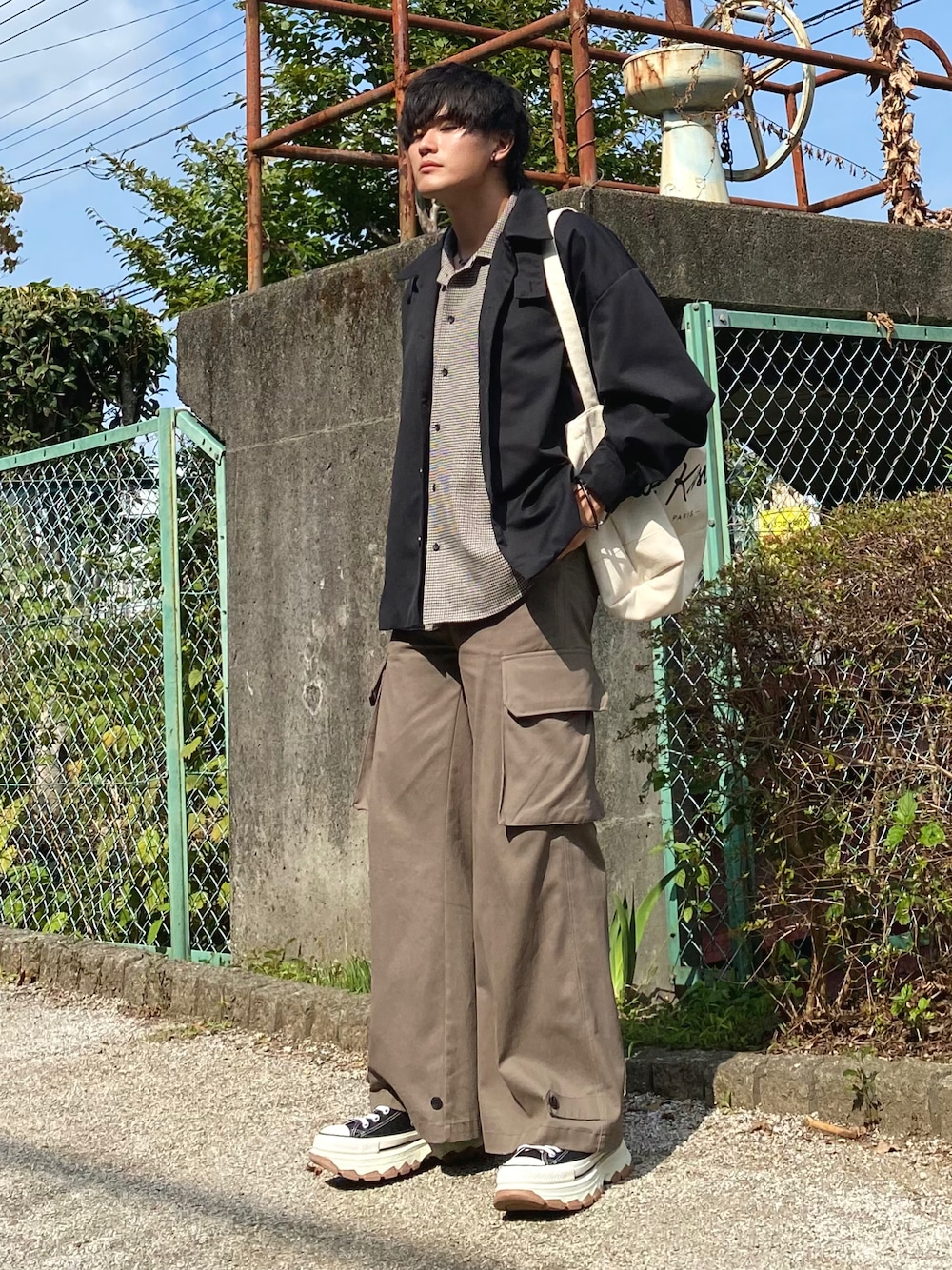 ブラック系のブルゾン、ベージュ系のシャツ/ブラウス、グレー系のカーゴパンツを着用したメンズの秋コーディネートの1枚目の写真
