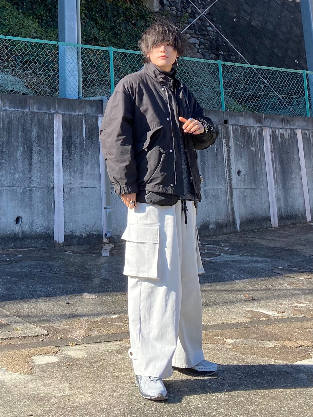 「似合うラボに行こう、春色、休日スタイル、きれいめカジュアル、デニム、スニーカー、モノトーン、春アウター、スポーツミックス、春コーデ、プチプラ、ストリート、春服みてみて、カーゴパンツ、ミリタリー」｜「WYM LIDNMのLAYERED 3WAY MILITARY BLOUSON(SHORT M-65)（モッズコート、ブラック系）」を使った、Ushioさん（メンズ・175cm）の冬コーディネートの1枚目の写真