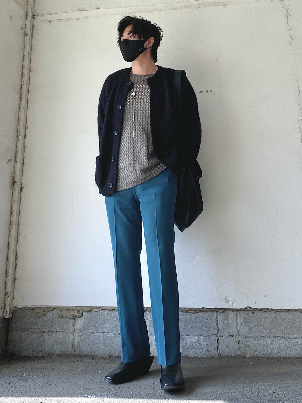 「モード、カーディガン、シースルー、ニット、レイヤードスタイル、スラックス、フレアパンツ、カラーパンツ、ヒールブーツ、韓国ファッション、きれいめカジュアル、古着MIX、シンプルコーデ、トートバッグ、厚底シューズ」｜「WYM LIDNMのSHAGGY STOLE ENSEMBLE CARDIGAN（カーディガン/ボレロ、グレー系）」を使った、Ushioさん（メンズ・175cm）の春コーディネートの1枚目の写真