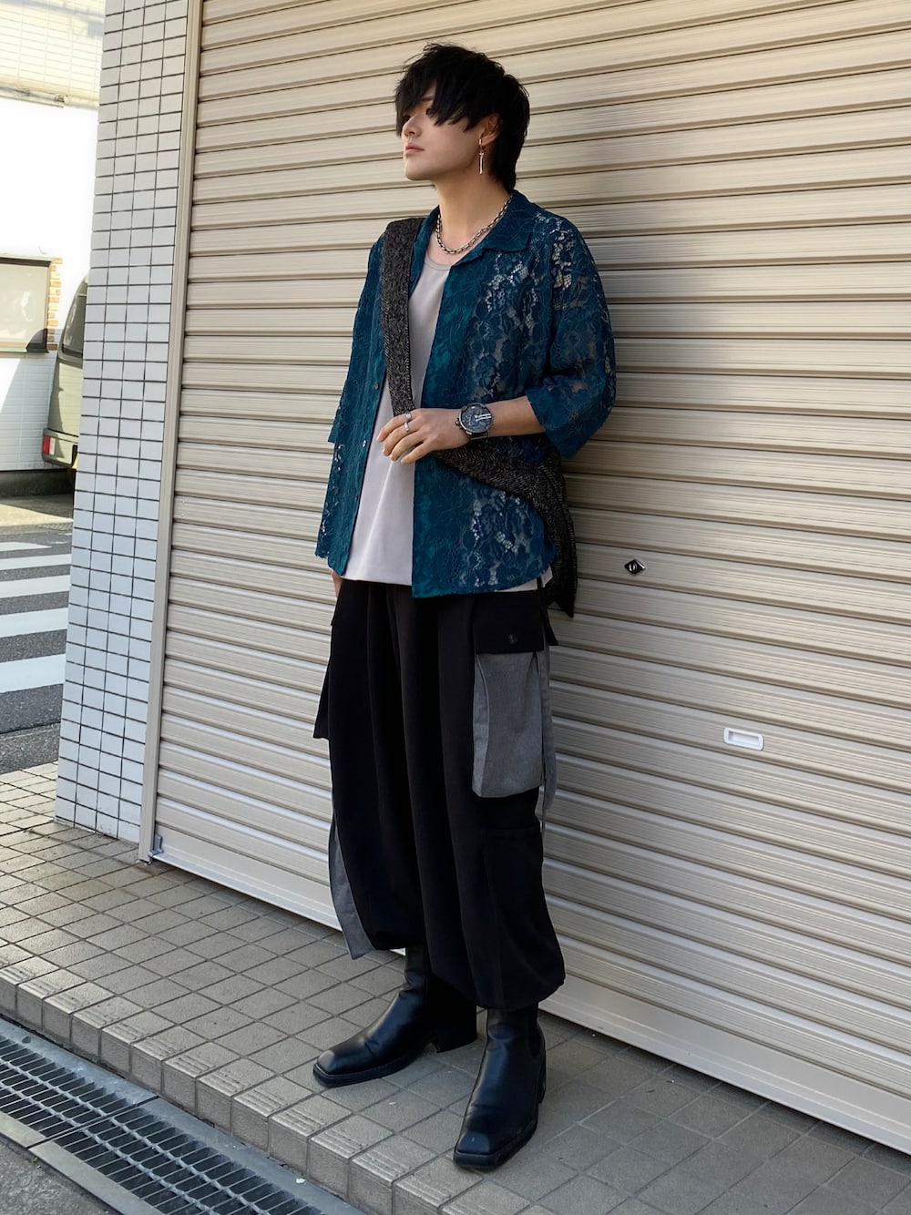 「ストリート、韓国ファッション、シアーシャツ、お出かけコーデ、レイヤードスタイル、カーゴパンツ、デートコーデ、プチプラ、きれいめカジュアル、春夏コーデ、アウトドアスタイル、モード、シャツスタイル、休日スタイル、ブーツ」｜「CASPER JOHNのVarious dolman shirts -flower lace- / バリアスドルマンシャツ -フラワーレース-（シャツ/ブラウス、グリーン系）」を使った、Ushioさん（メンズ・175cm）の春コーディネートの1枚目の写真