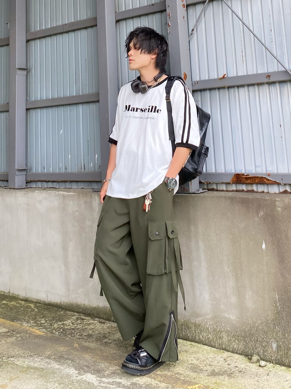 「PR、STARTING OVER、お出かけコーデ、カーゴパンツ、デートコーデ、プチプラ、春夏コーデ、きれいめカジュアル、アウトドアスタイル、スラックス、モード、シャツスタイル、休日スタイル、スポーツミックス、シンプルコーデ」｜「Starting Overのoversize sleeve line ringer print  T-shirt/オーバーサイズ プリント リンガー Tシャツ（Tシャツ/カットソー、ホワイト系）」を使った、Ushioさん（メンズ・175cm）の春コーディネートの1枚目の写真