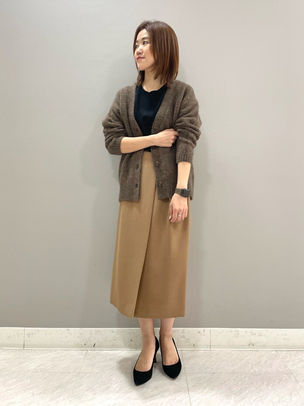 「カーディガン、スカート、ラップスカート、通勤コーデ、低身長、低身長コーデ、INDIVI、オトナ女子、インディヴィ、ストレートスカート」｜「INDIVIの【洗える/ウール100%】ラウンドネック5分袖ニット（ニット/セーター、ブラック系）」を使った、riiさん（レディース・151cm）の秋コーディネートの1枚目の写真
