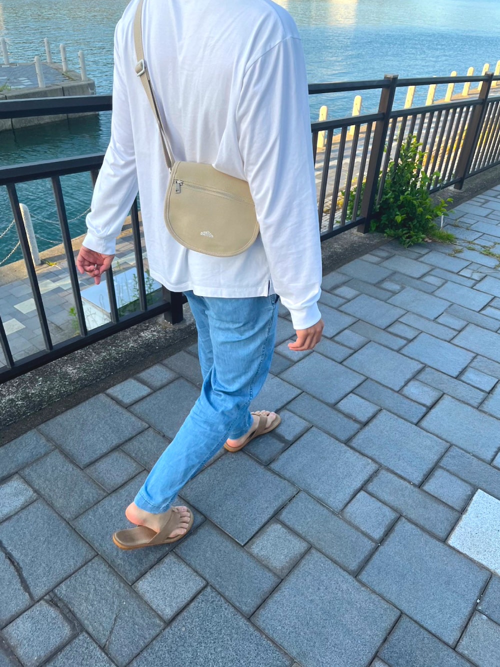「ラフ、シンプルスタイル、夏コーデ」｜「無印良品のアイテム（パンツ、ブルー系）」を使った、yoyuuuさん（メンズ・173cm）の夏コーディネートの1枚目の写真