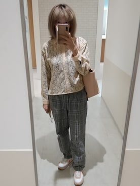 「アイテム（スニーカー、オレンジ系）」を使った、ほりいかなさん（レディース・164cm）の秋コーディネート