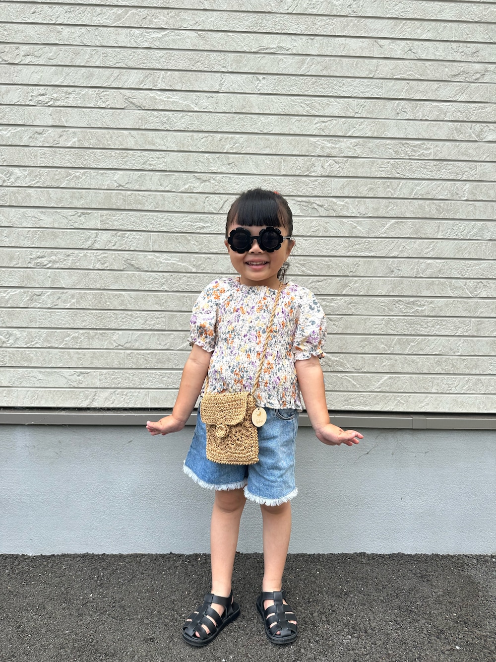 「夏コーデ、キッズコーデ、休日スタイル、おでかけコーデ、このスタイルがお気に入り、女の子、花柄トップス、ショルダーバッグ、デニムパンツ、黒サンダル、４歳、４歳4ヶ月、サンダル、デニム、ZARA」｜「ZARAの104㎝（トップス、その他）」を使った、ツッキーさん（キッズ・100cm）の夏コーディネートの1枚目の写真