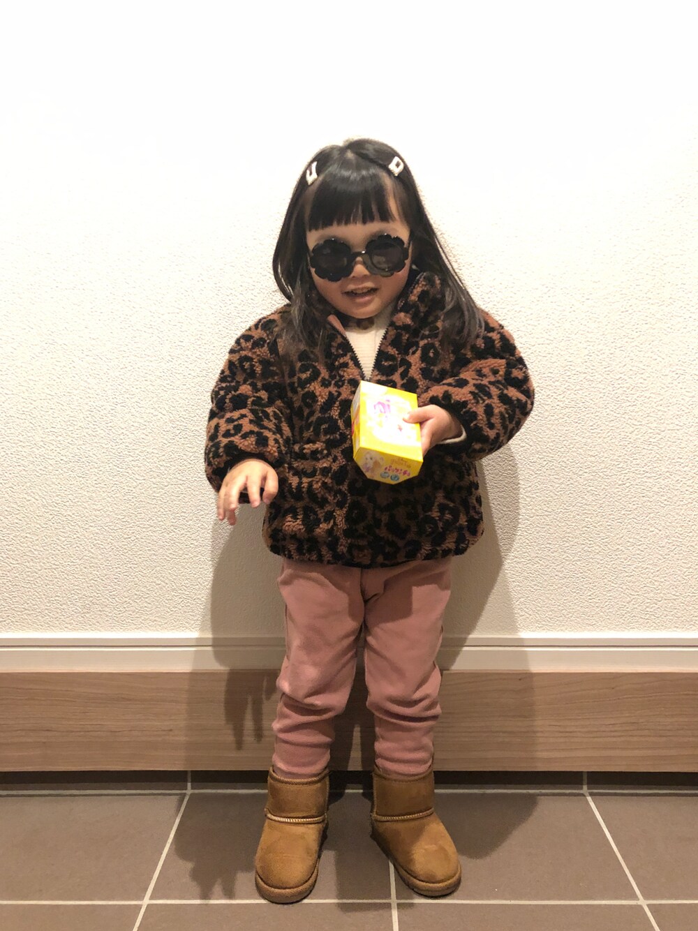 「モコモコアウター、ピンクパンツ、ムートンブーツ、白カーディガン、３歳女の子」｜「ZARAの92cm（ジャケット/アウター、ブラウン系）」を使った、ツッキーさん（キッズ・90cm）の冬コーディネートの1枚目の写真